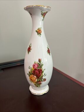 Royal Albert Old Country Roses Bone China Bud Vase Made in England Gold Trim.